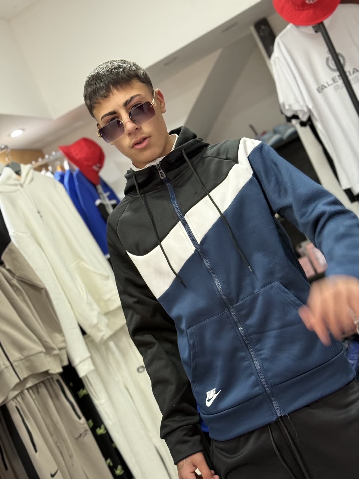 Modelo con canguro deportivo azul y negro