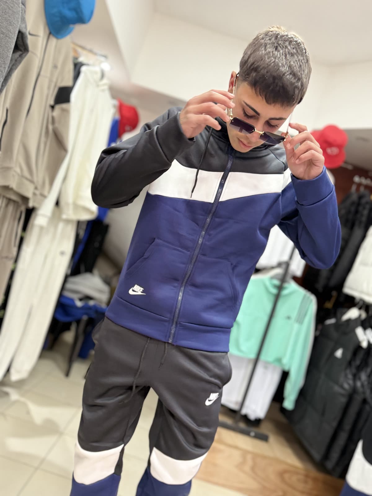 Modelo con conjunto deportivo azul y negro